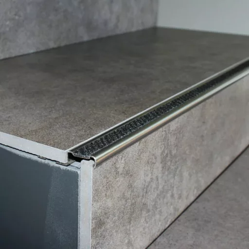 Dural DISTAE lépcső profil, eloxált, fekete PVC betét, 9mm / 250cm (durdistae9106)